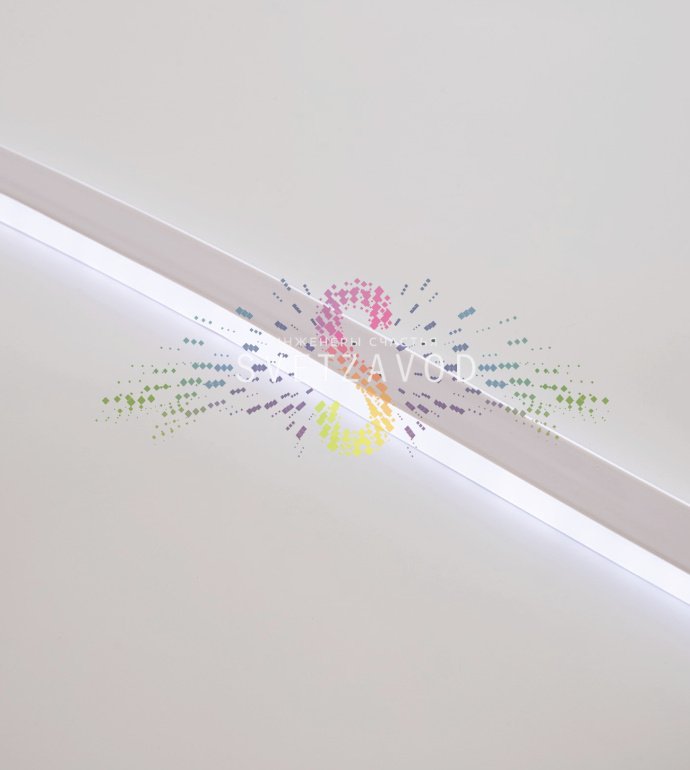 Детальное фото светодиодного гибкого неона Neon-Night: двухсторонняя прямоугольная лента в защитной оболочке, подключенная к сети 220В, демонстрация яркого белого свечения.