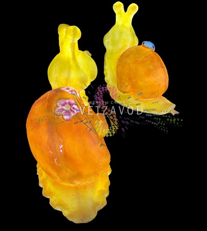 Детальное фото светодиодной фигуры Улитка с цветком из стекловолокна. Видны текстура материала и равномерная внутренняя подсветка 230 светодиодов.