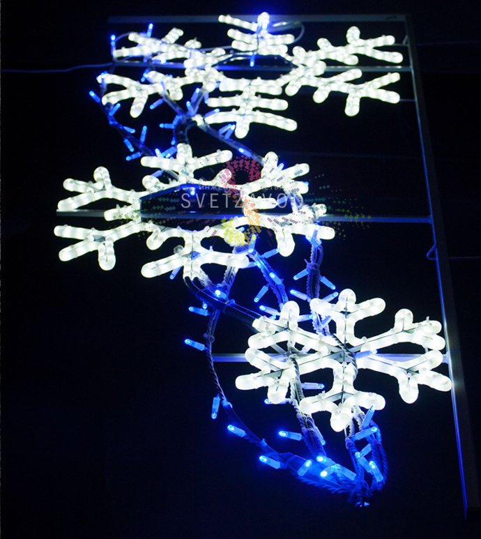 Детальное фото светодиодной консоли Три снежинки: металлический каркас с LED-дюралайтом, три снежинки, синий фон, габариты 200х85х3 см.