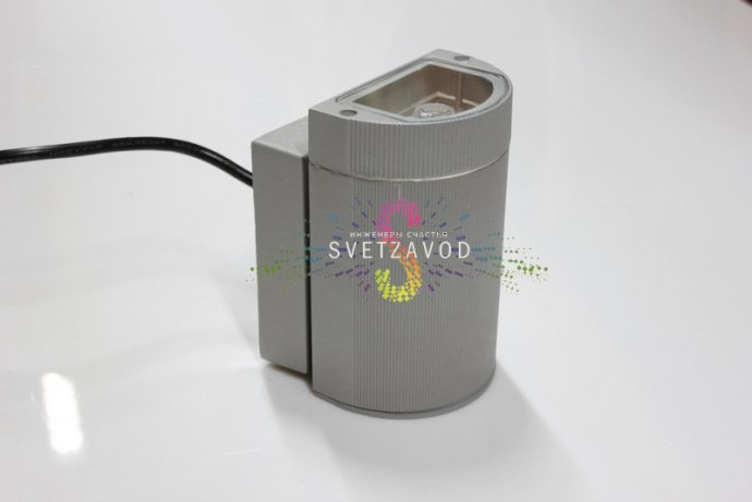 Крупный план светодиодного прожектора SLP-229 серого цвета с металлическим корпусом, стеклянным рассеивателем и накладным креплением.