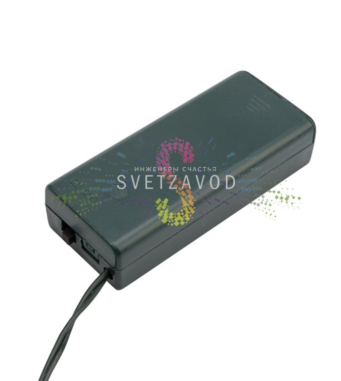 Детальное фото рождественского венка Neon-Night SEL-383: литые зеленые ветки, красные ягоды, 20 светодиодов теплого белого свечения, работающих от 2 батареек АА.