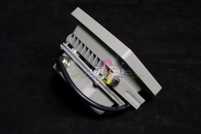 Детальное фото синего светодиодного прожектора 10Вт 220В. Виден металлический серый корпус, поворотный механизм, стеклянный рассеиватель и крепление для накладного монтажа.