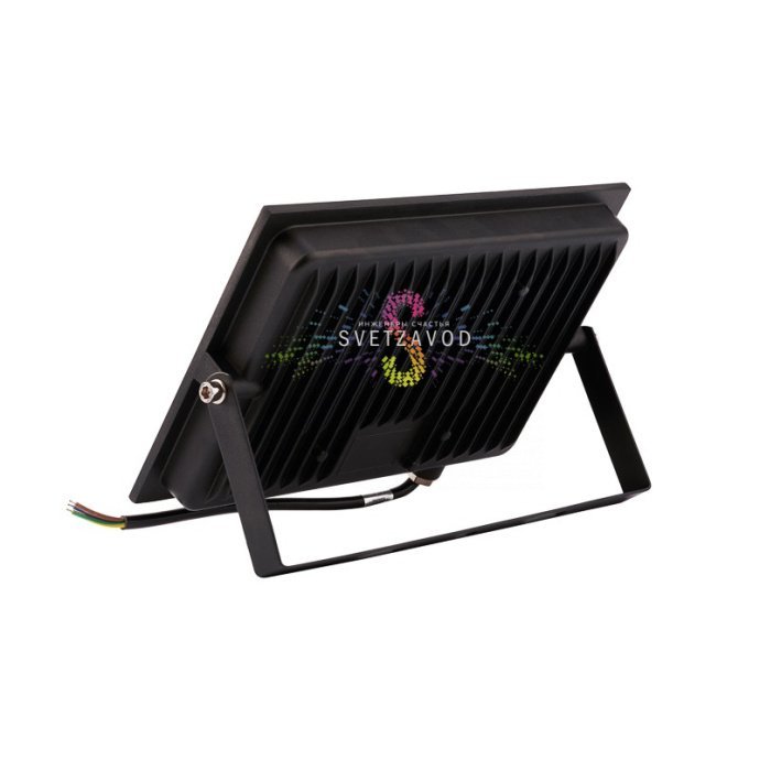 Крупный план светодиодного прожектора REXANT 100Вт в черном алюминиевом корпусе с защитным стеклом, демонстрирующий конструкцию для уличного использования. Крупный план светодиодного прожектора REXANT 100Вт в черном алюминиевом корпусе с защитным стеклом, демонстрирующий конструкцию для уличного использования.