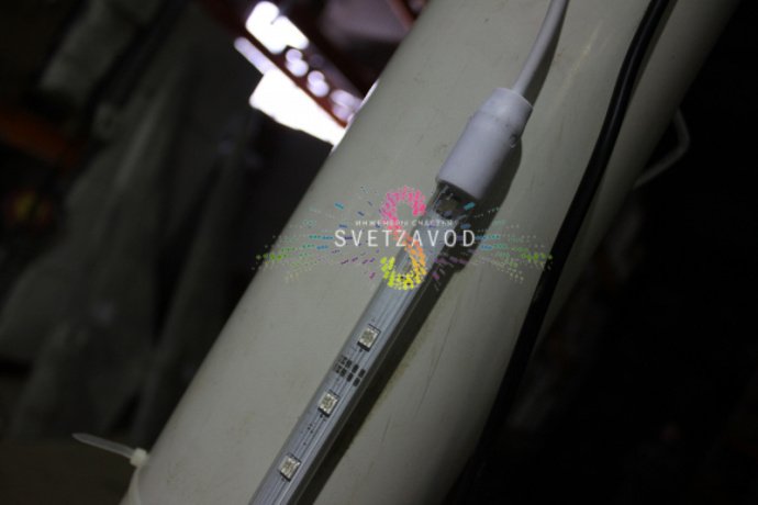 Крупный план светодиодного фейерверка Магнолия (арт. SFW-243) с металлическим каркасом, пластиковыми лучами и контроллером на белом основании