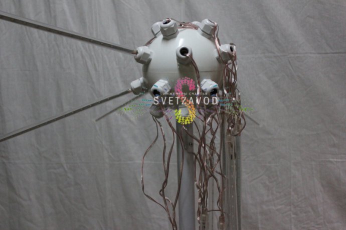 Крупный план светодиодного фейерверка Шар (арт. SFW-242) на металлической опоре, демонстрирующий конструкцию из 20 пластиковых лучей и контроллер.