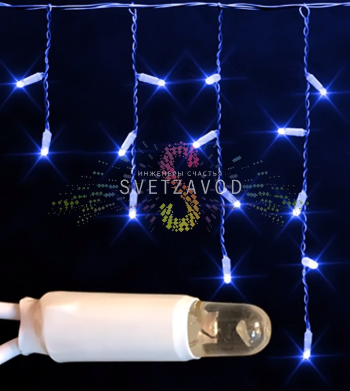 Детальное фото светодиодной бахромы Айсикл Rich Led: горизонтальный кабель 3 метра с вертикальными нитями разной длины, синие светодиоды, белый каучуковый провод, коннекторы для соединения.