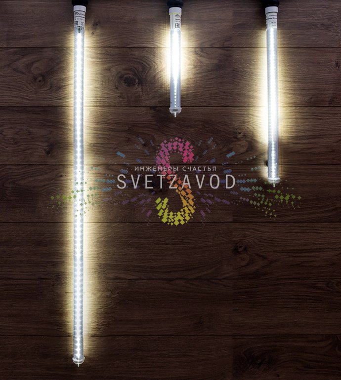 Крупный план светодиодной сосульки для гирлянд Белт-лайт с цоколем Е27, демонстрирующий прозрачный пластиковый корпус и внутреннюю плату со 120 светодиодами.