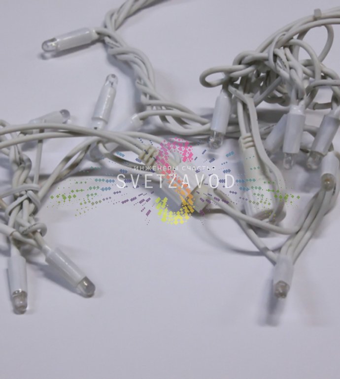 Детальное фото светодиодной бахромы Айсикл размером 4.8х0.6 метра с нитями 50/60/50/40 см, белыми каучуковыми проводами, светодиодами и коннекторами для соединения.