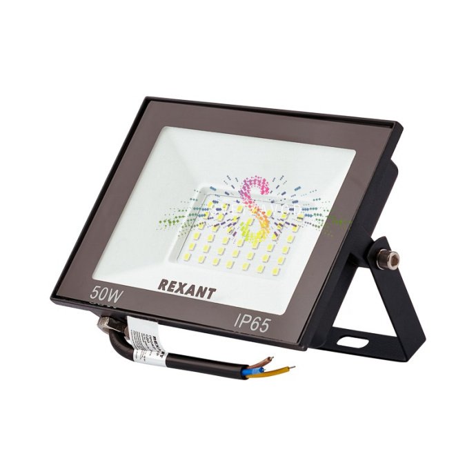 Детальное фото светодиодного прожектора REXANT 50Вт в черном алюминиевом корпусе с защитой IP65, стеклянным рассеивателем и поворотным креплением. Детальное фото светодиодного прожектора REXANT 50Вт в черном алюминиевом корпусе с защитой IP65, стеклянным рассеивателем и поворотным креплением.