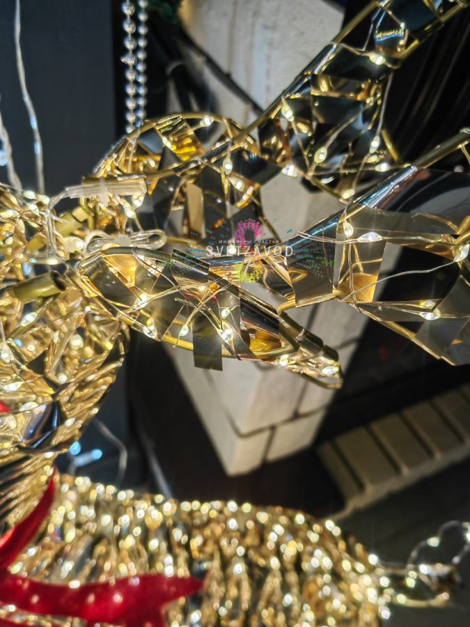 Детальное фото комплекта из трех светодиодных каркасных фигур оленей разного размера, установленных на улице в вечернее время.