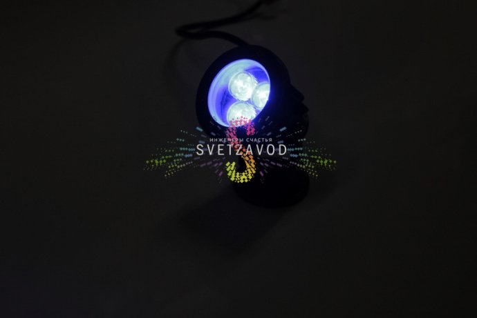 Детальное изображение точечного поворотного светодиодного прожектора SLP-213 синего цвета, 12В, 3Вт, в сером металлическом корпусе с накладным креплением.