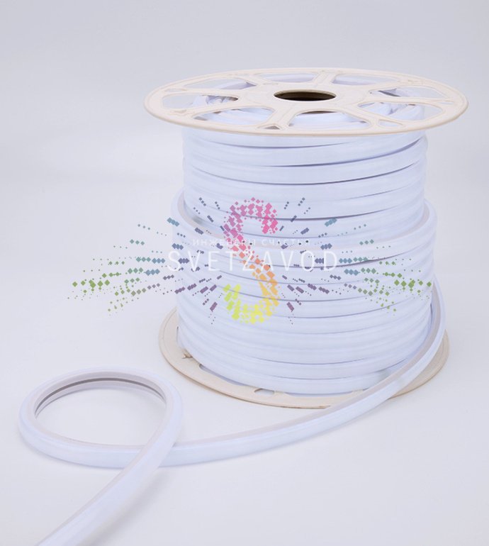 Крупный план светящегося гибкого неона D-формы 16х16мм, демонстрирующий равномерное холодно-белое свечение и матовую ПВХ оболочку.