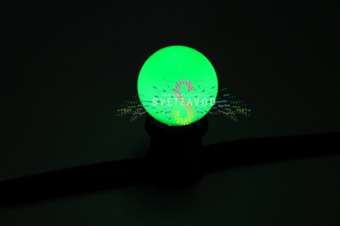 Крупный план зеленой декоративной LED-лампы с цоколем E27. Видны 4 светодиода SMD2835, матовая пластиковая колба диаметром 45 мм.