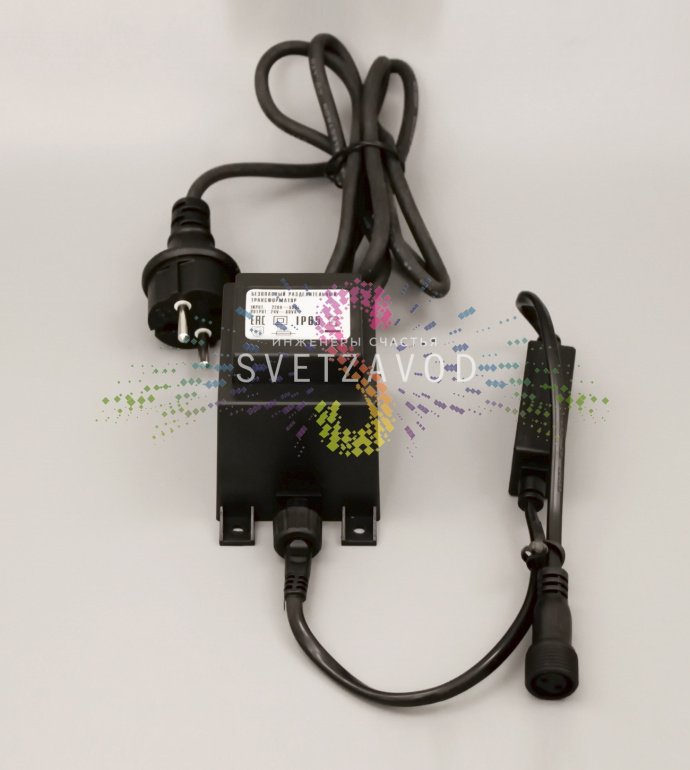 Детальное фото блока питания SML-295: черный корпус, провод ПВХ, разъем для подключения гирлянд Шарики 24В, степень защиты IP65.