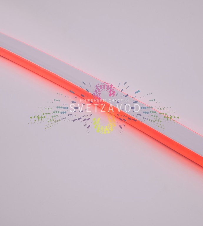 Крупный план светящегося двухстороннего гибкого неона Neon-Night красного цвета в силиконовой оболочке, демонстрирующий равномерное свечение и конструкцию.