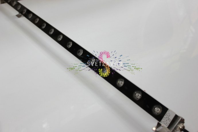 Детальное фото линейного светодиодного прожектора: красное свечение, серый алюминиевый корпус, размеры 100х3х2.5 см, степень защиты IP65.