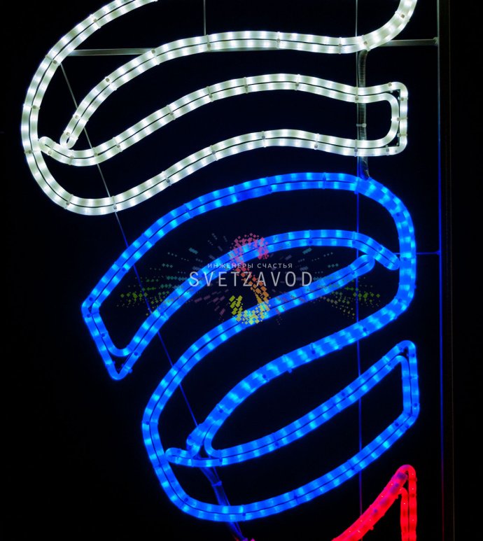 Детальное фото светодиодной консоли «Лента триколор» размером 180 на 65 см. Видны секции белого, синего и красного свечения, стальной профиль с полимерным покрытием и элементы крепления бандажной лентой.