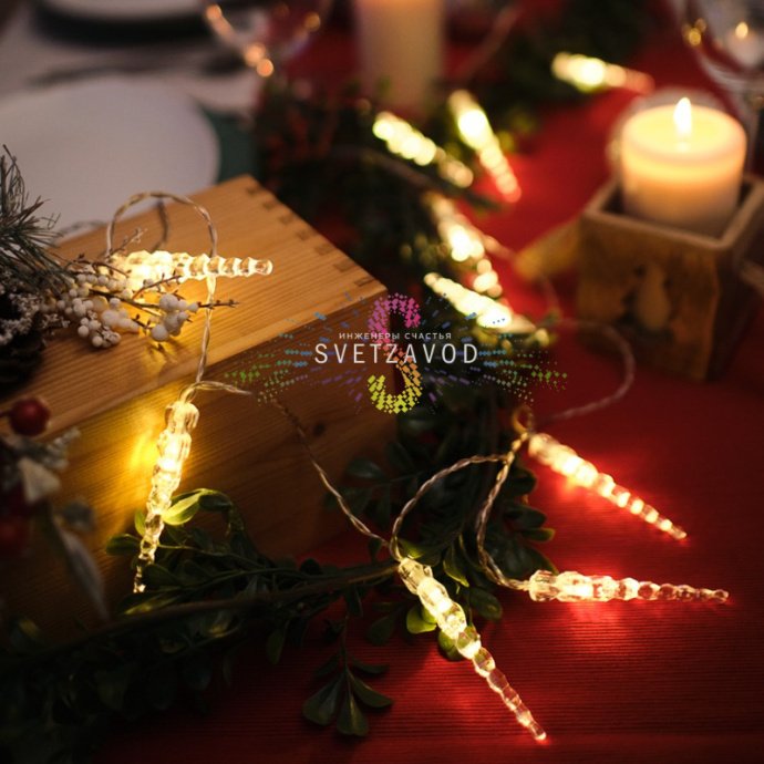 Детальное фото гирлянды Neon-Night Сосульки: 10 прозрачных сосулек со светодиодами, блок питания с батарейками АА, длина 1.5м.