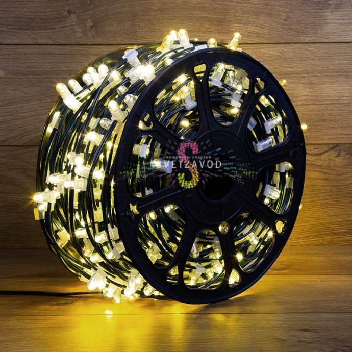 Крупный план светодиодной гирлянды Клип Лайт 12В в черной ПВХ изоляции с теплыми белыми светодиодами и защитными колпачками, демонстрирующая качество сборки.