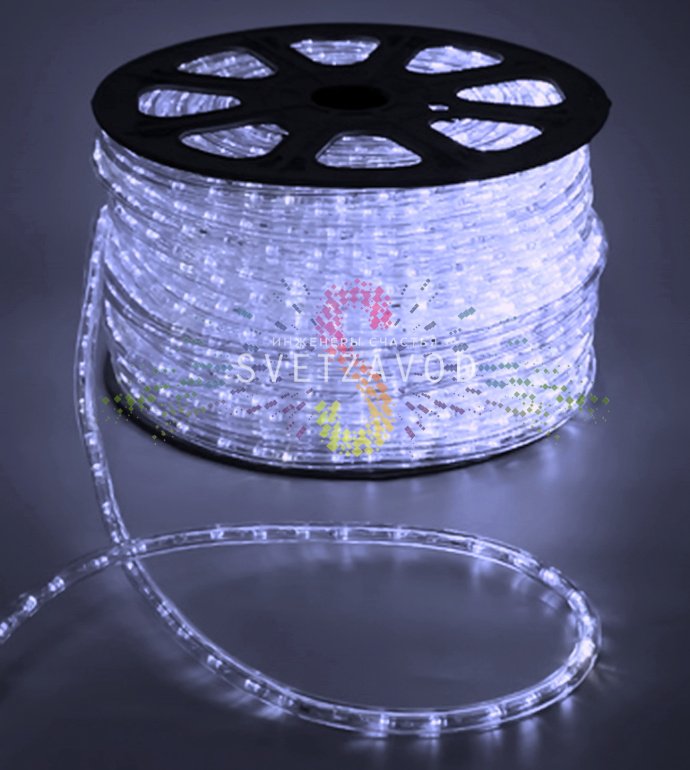 Крупный план светодиодного дюралайта Rich Led: видна структура с 36 диодами на метр, прозрачная влагозащищенная оболочка и эффект мерцания.