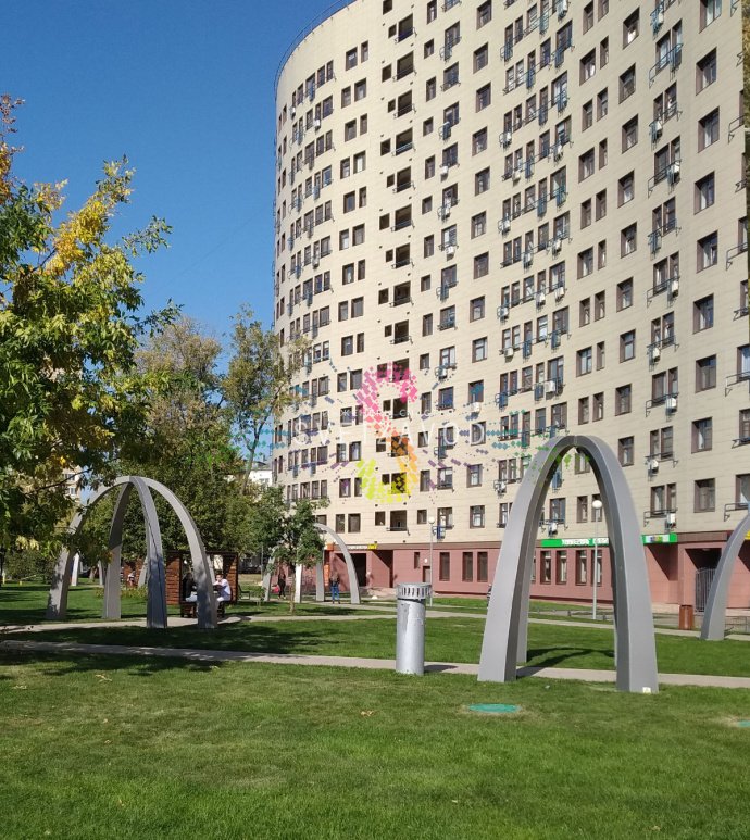 Детальное фото светодиодной арки Аркада 450х400 см (SPD-5006) с четырьмя декоративными опорами, стальным каркасом и композитной панелью.