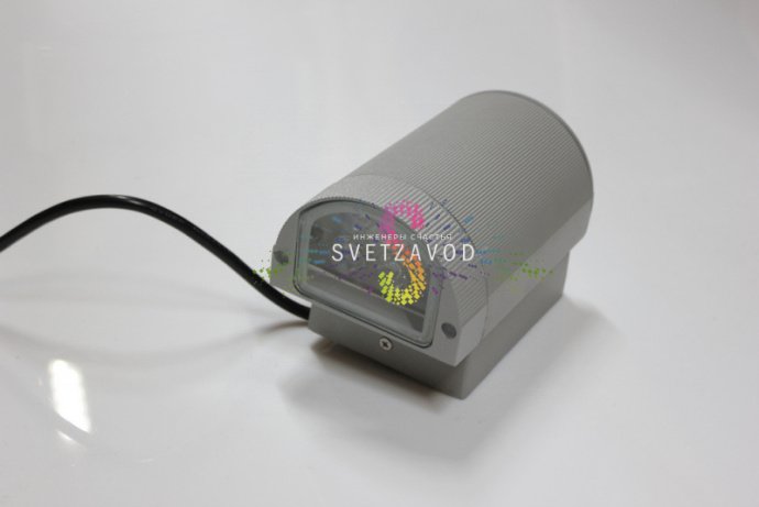 Крупный план светодиодного прожектора SLP-229 серого цвета с металлическим корпусом, стеклянным рассеивателем и накладным креплением.