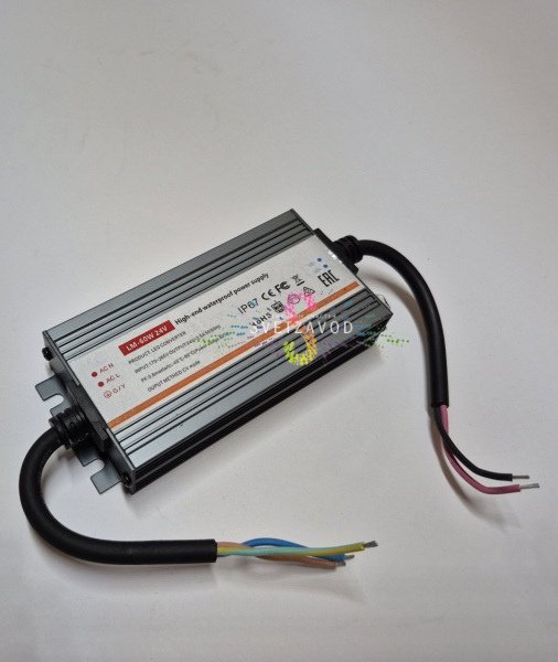 Детальное изображение импульсного блока питания 220/24В, 60Вт, IP67. Видны алюминиевый герметичный корпус, клеммы для подключения, маркировка с характеристиками: вход 220В, выход 24В, 60Вт, степень защиты IP67.