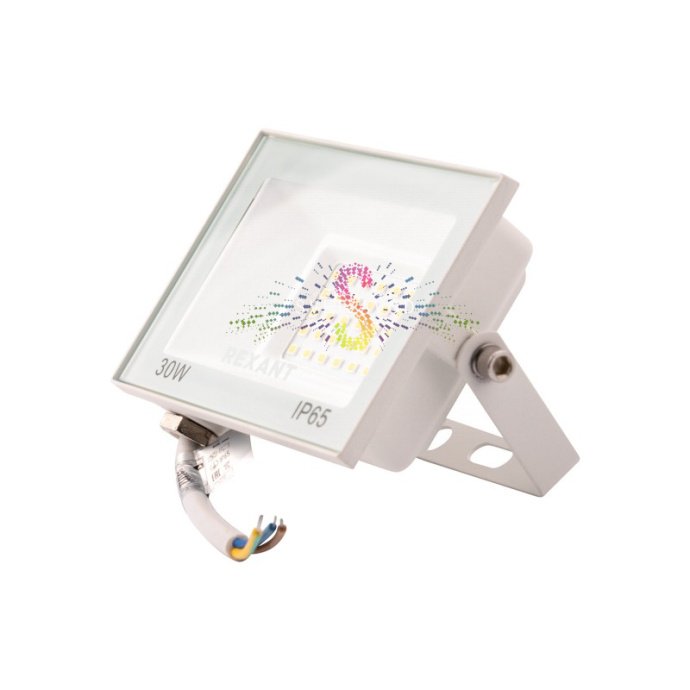 Светодиодный уличный прожектор REXANT 30Вт в белом алюминиевом корпусе с защитой IP65, закаленным стеклом и кронштейном для настройки угла.