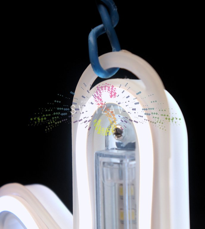 Крупный план светодиодной снежинки 40 см из белого неона с эффектом тающих сосулек, вилка питания и ушко для монтажа.