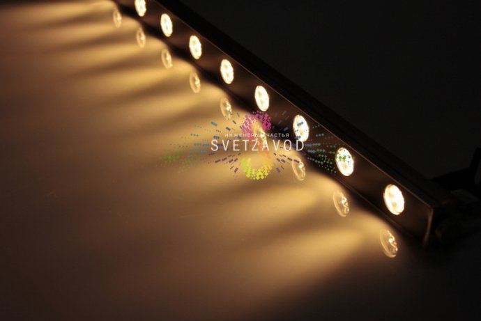 Крупный план серого алюминиевого линейного светодиодного прожектора длиной 50 см с прозрачным стеклянным рассеивателем и клеммами для подключения. Крупный план серого алюминиевого линейного светодиодного прожектора длиной 50 см с прозрачным стеклянным рассеивателем и клеммами для подключения.