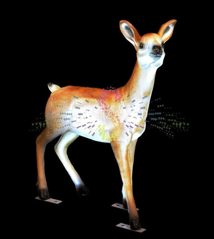 Детальное фото семьи светодиодных фигур антилоп из стекловолокна с внутренней белой подсветкой, демонстрирующее текстуру материала и качество изготовления.