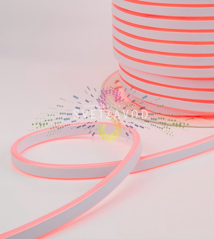 Крупный план светящегося двухстороннего гибкого неона Neon-Night красного цвета в силиконовой оболочке, демонстрирующий равномерное свечение и конструкцию.