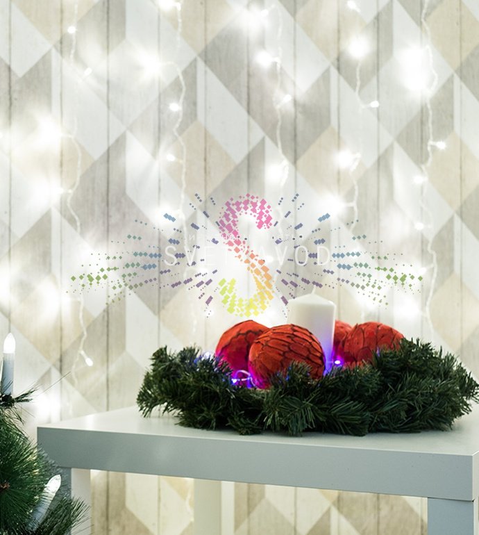 Детальное фото рождественского елового венка Neon-Night: реалистичные ветки из ПВХ, металлический каркас, эффект свечения.