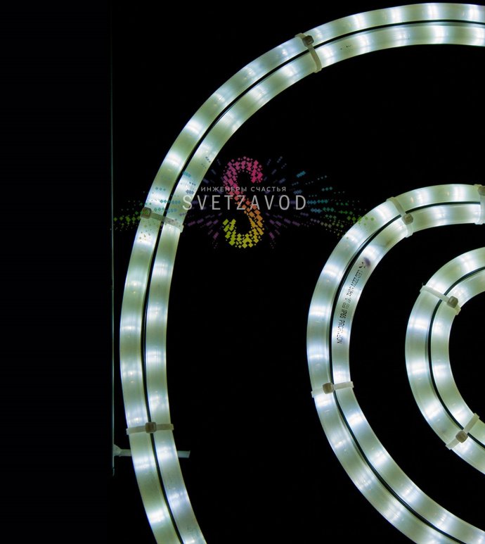 Крупный план светодиодной консоли Новогодние шары: металлический каркас с белыми LED-дюралайтами, подключение к опоре.