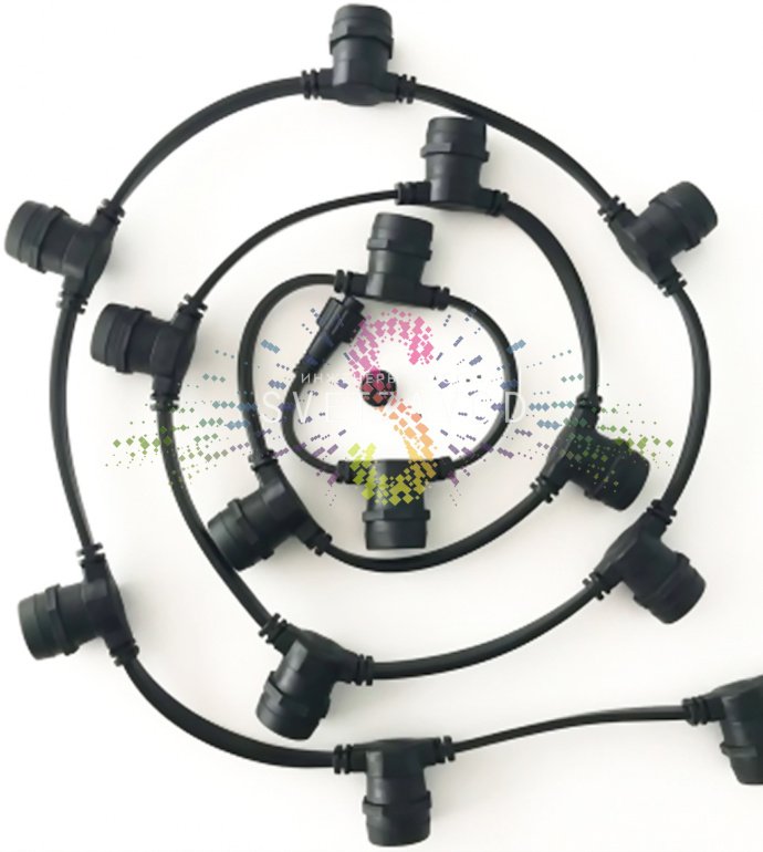 Крупный план гирлянды Белт лайт 2W: черный прорезиненный провод, черный патрон E27, расстояние между лампами 20 см, маркировка степени защиты IP65.