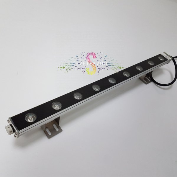 Детальное фото линейного светодиодного прожектора с серым алюминиевым корпусом, стеклянным рассеивателем и местом для крепления.