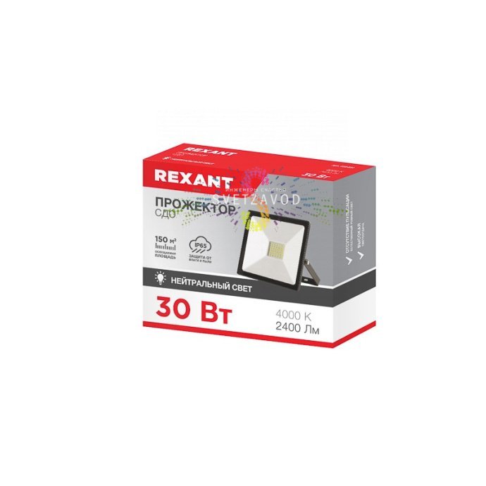 Крупный план черного алюминиевого светодиодного прожектора REXANT 30Вт с защитой IP65, стеклянным рассеивателем и монтажным кронштейном для установки на улице.