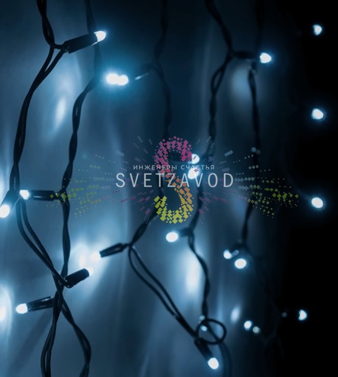 Детальное фото светодиодной бахромы Айсикл: горизонтальный кабель 4.8м с вертикальными нитями разной длины (50/60/50/40 см), черный каучуковый провод, светодиоды с защитными колпачками.