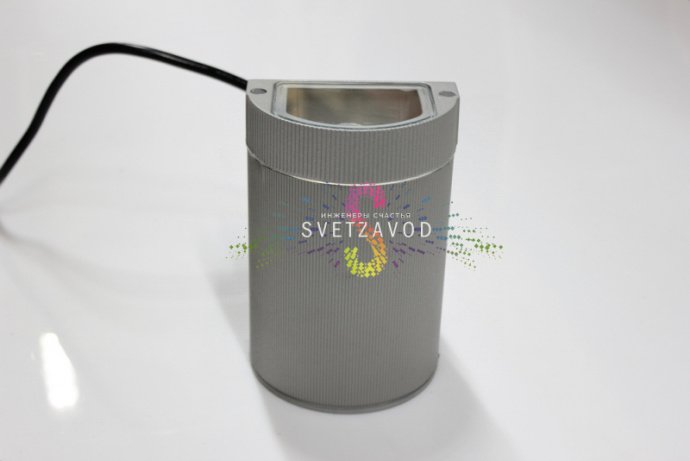 Крупный план светодиодного прожектора SLP-229 серого цвета с металлическим корпусом, стеклянным рассеивателем и накладным креплением.