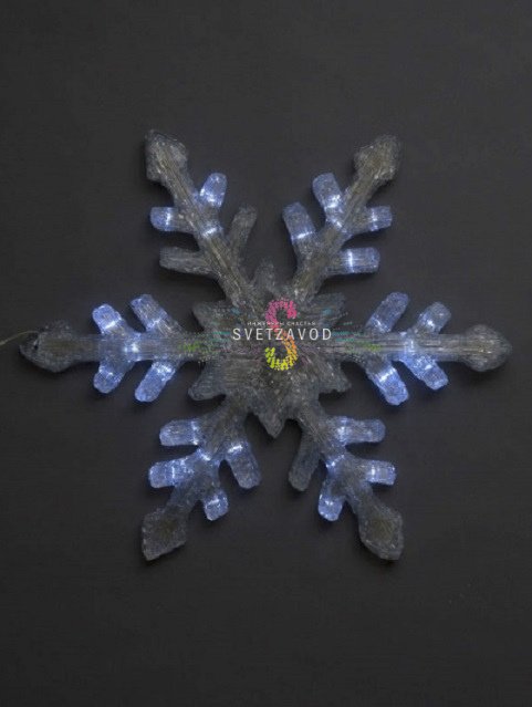 Крупный план белой акриловой светодиодной снежинки 58см с контроллером, демонстрирующий детали конструкции и холодное белое свечение на улице.