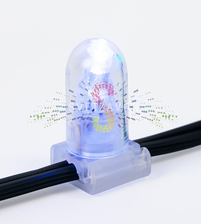 Крупный план светодиодного Клип Лайта 12В синего свечения с защитными колпачками на зеленом ПВХ проводе, демонстрация степени защиты IP65