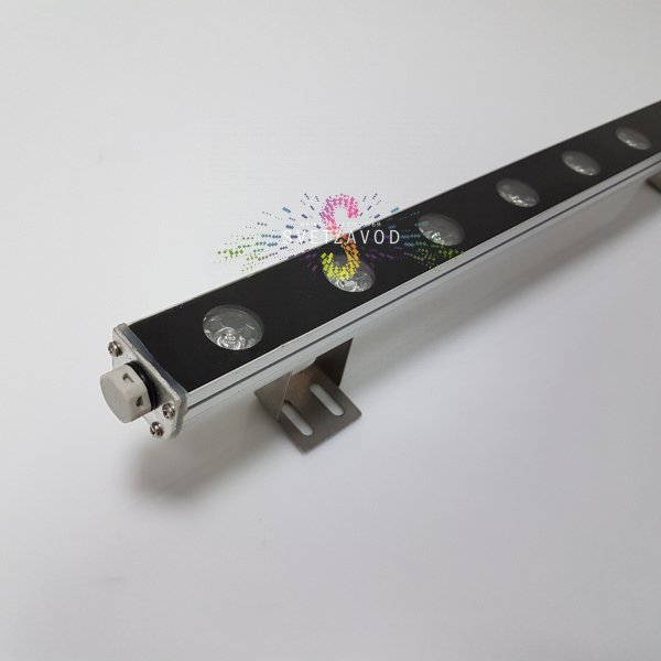 Детальное фото линейного светодиодного прожектора с серым алюминиевым корпусом, стеклянным рассеивателем и местом для крепления.