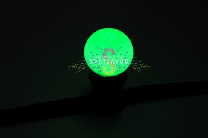 Крупный план зеленой матовой декоративной LED лампы Е27 с 4 филаментными светодиодами, цоколем и маркировкой мощности 1.2Вт.