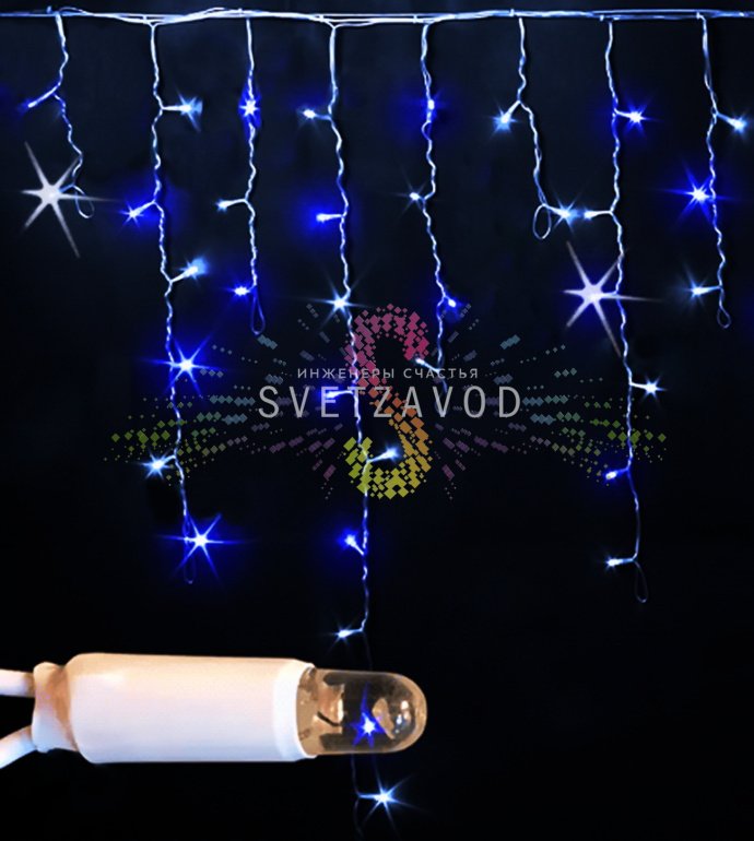 Детальное фото светодиодной бахромы Айсикл с белым проводом, синими и белыми светодиодами в режиме мерцания, демонстрирующее нити разной длины.