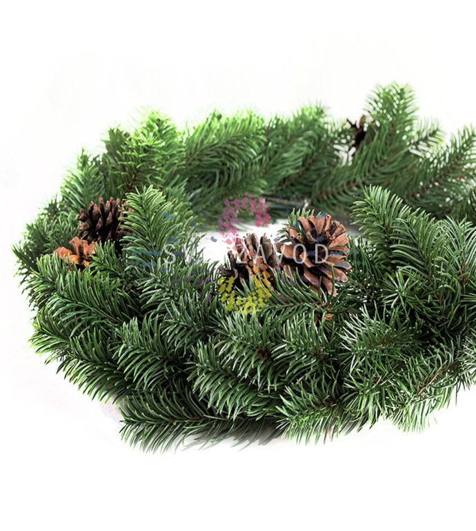Детальное фото рождественского елового венка Neon-Night: густые литые ветки искусственной хвои, 10 декоративных шишек, диаметр 45 см.