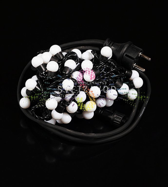 Детальное фото гирлянды Шарики 15мм: черный ПВХ шнур, 60 белых светодиодных шаров, блок питания, коннектор для соединения.