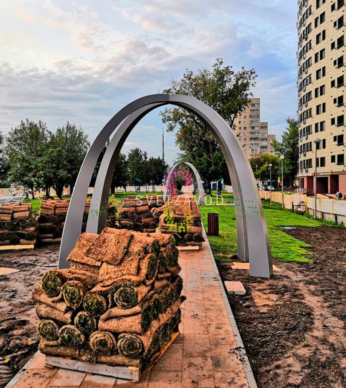 Детальное фото светодиодной арки Аркада 450х400 см (SPD-5006) с четырьмя декоративными опорами, стальным каркасом и композитной панелью.