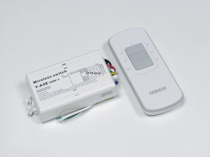 Детальное фото радиоуправляемой системы на 4 канала: компактный приемник с клеммами, пульт дистанционного управления с 4 кнопками, упаковка. Видны элементы для монтажа. Детальное фото радиоуправляемой системы на 4 канала: компактный приемник с клеммами, пульт дистанционного управления с 4 кнопками, упаковка. Видны элементы для монтажа.