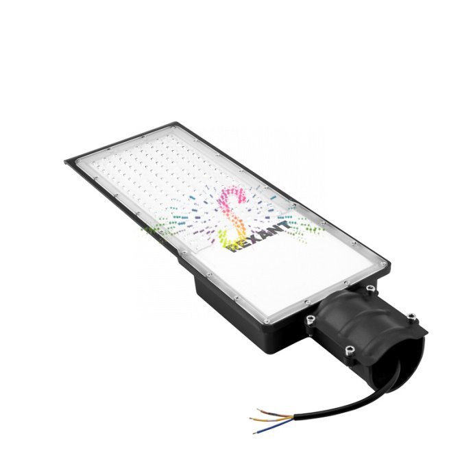 Детальное фото светодиодного консольного светильника ДКУ-01 REXANT: черный алюминиевый корпус, прозрачный рассеиватель, консольное крепление для монтажа на опору.