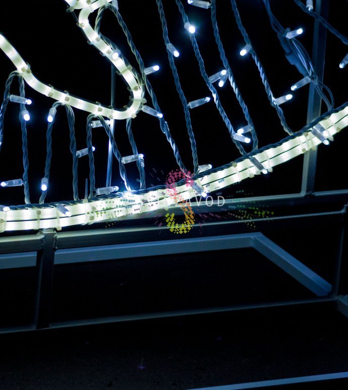 Детальное фото светодиодной композиции "Сказочные феи": две 2D фигуры высотой 200 см с металлическим каркасом, дюралайтом и гирляндами, установленные на улице.